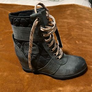 NWT Sorel wedge boot